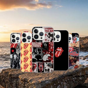 Puede incluir: Cinco fundas para teléfono con diseños de The Rolling Stones. Las fundas muestran el icónico logotipo de la lengua y los labios de la banda, portadas de álbumes y fotos de los miembros. Sobre una formación rocosa, con un atardecer de fondo.