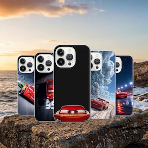 Può includere: Una collezione di custodie per telefoni con il personaggio animato Saetta McQueen del franchise cinematografico Cars. Le custodie mostrano varie scene di corsa e il volto di Saetta McQueen. Le custodie sono nere e hanno una finitura lucida.
