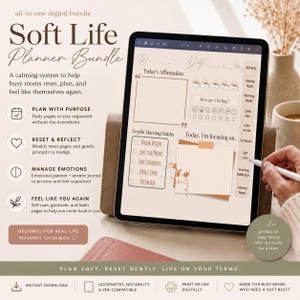 Könnte beinhalten: Digitales Planer-Bundle mit einem weichen, minimalistischen Design. Das Tablet zeigt tägliche Affirmationsaufforderungen, sanfte Morgenroutinen und einen Fokusbereich an. Enthält Seiten für Planung, Reset, Emotionsmanagement und Selbstpflege, für vielbeschäftigte Mütter.