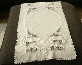 Vintage Bestickter Blumen Tischläufer oder Kommode Schal mit Spitzenbesatz, Home Dekor, Weihnachtstischfassung, Weihnachtsläufer, Hochzeitsleinen