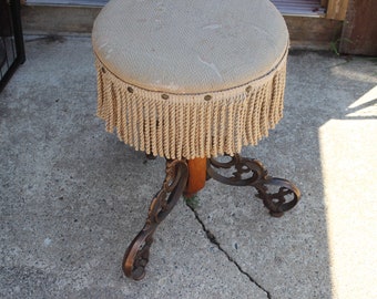 Sgabello per pianoforte a piedistallo antico, sgabello primitivo, supporto vegetale, bellissimo legno dettagliato, vecchio sgabello, legno, panca, panca per pianoforte