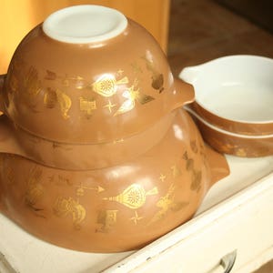 Vintage Braune Pyrex Aschenbrödelschalen, Gold auf braunen Schalen, zwei 1 Pint Schalen, zwei 1,5 qt Schalen, eine 4 qt Schale, Pyrex Nesting Bowls