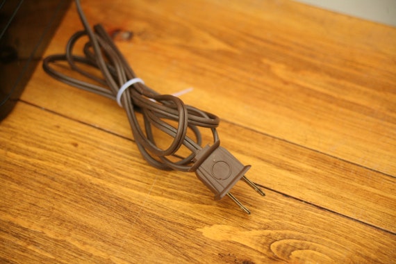 1930 年代のデルコ ベークライト アールデコ スタイルのラジオ