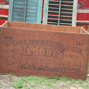 Extra Large Coffee Crate, Wooden Coffee Crate, Home Decor, Woolson Spice CO., Lion Coffee, Primitive, Toledo OH, Dovetail