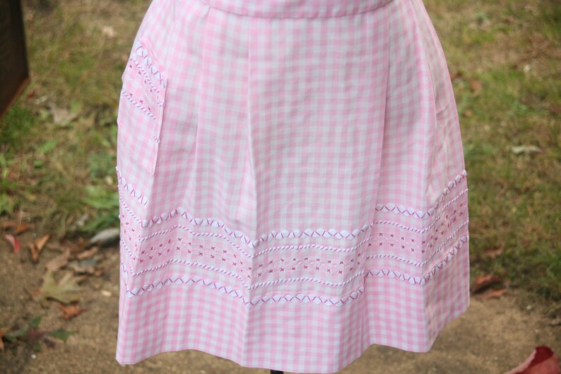 SPRING SALE Vintage Apron, Kitchen Apron, 1960s Kitchen Apron, Wedding Gift, Crotched Apron, Pink and White, Cross Stitch, Gingham image 2