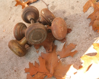 Tre set dörrknoppar i antik mässing, antika dörrbeslag, mässingsknopp, heminredning, dörr, handtag, krokar