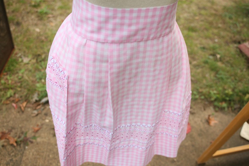 SPRING SALE Vintage Apron, Kitchen Apron, 1960s Kitchen Apron, Wedding Gift, Crotched Apron, Pink and White, Cross Stitch, Gingham image 6