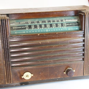 NOT WORKING, 1930s, Wooden Radio, General Electric, AM Tube Clock Radio, Set Design, Home Decor, Bedroom, Alarm Clock