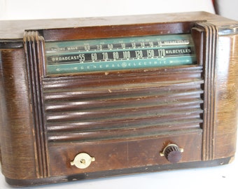 NO FUNCIONA, década de 1930, radio de madera, General Electric, radio reloj de tubo AM, diseño de escenografía, decoración del hogar, dormitorio, despertador