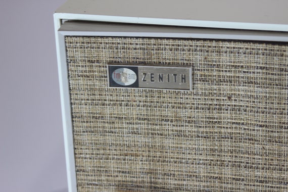 Working 1960s Mid Century Modern, Zenith, AM, FM Tube Clock Radio