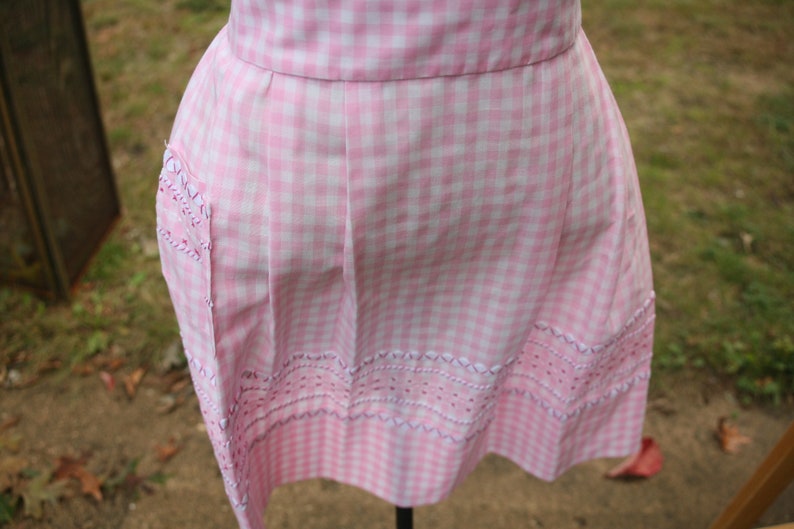 SPRING SALE Vintage Apron, Kitchen Apron, 1960s Kitchen Apron, Wedding Gift, Crotched Apron, Pink and White, Cross Stitch, Gingham image 10