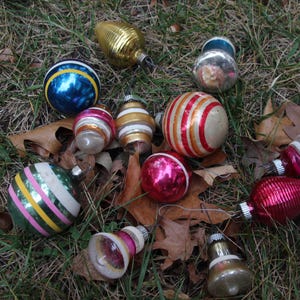 12 Stück, gestreifte, Vintage glänzende Brite-Glühbirnen, Weihnachtsschmuck, Weihnachtsdeko, Weihnachten der 1950er Jahre, Merkurglas, Baum
