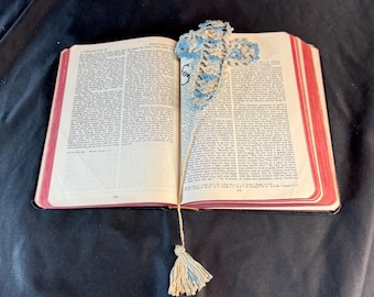Vintage zwart en rood, Bijbel uit de jaren 1950, Oude Bijbel, Heilige Bijbel met hulp, Antieke Bijbel, Religieus boek, Geïllustreerd, Kaarten