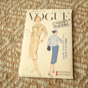Pode incluir: Padrão de costura vintage Vogue para um vestido e uma jaqueta. O padrão é impresso em papel branco com um fundo azul claro e branco. O número do padrão é 5-4838 e o preço é de 1,00 $. O padrão é para os tamanhos 16, busto 36 e quadril 38.