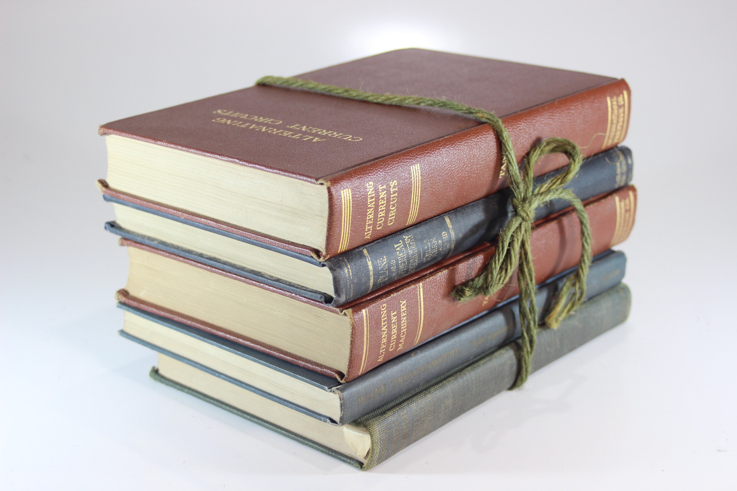 Veel oude boeken op houten achtergrond. De bron van informatie. Open boek binnen. Home bibliotheek. Kennis is macht | Premium Foto