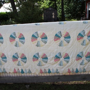 Vintage Patchwork Quilt, Full Sized, Wedding Ring Quilt, Fall Decor, Old Fabric, Cottage Chic, Blanket, Summer, Cottage Bedding