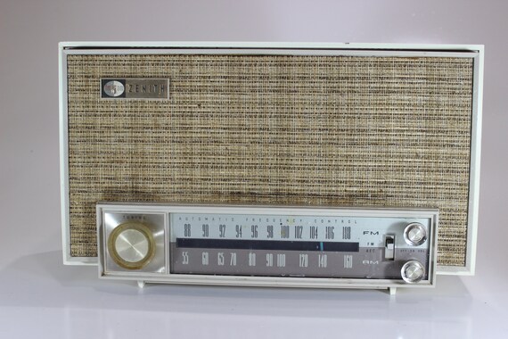 Working 1960s Mid Century Modern, Zenith, AM, FM Tube Clock Radio
