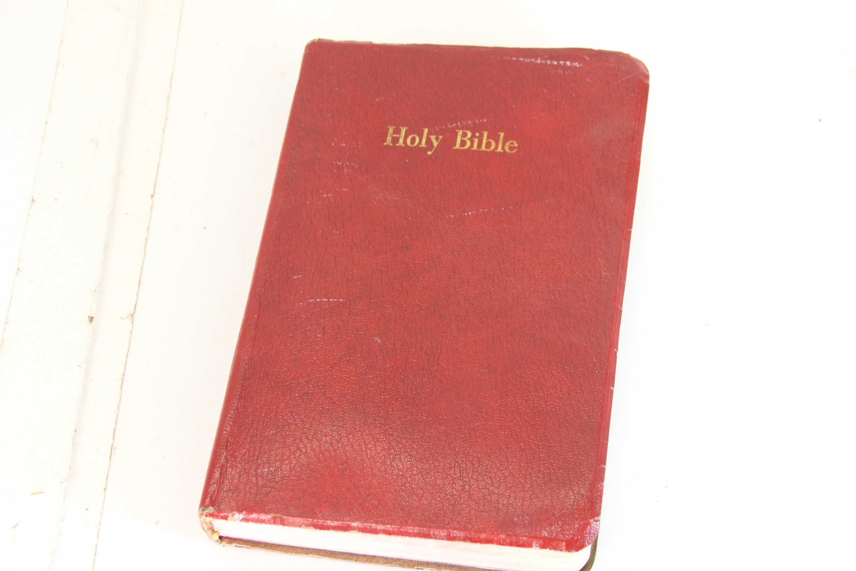 1970年代のヴィンテージ、聖書、改訂標準版、赤い文字、赤い聖書