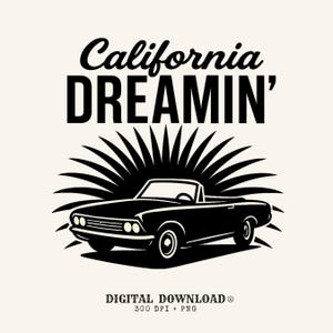 Może przedstawiać: Czarno-biała grafika przedstawiająca samochód kabriolet z napisem "California DREAMIN'" powyżej. Samochód jest umieszczony na tle wzoru promieni słonecznych. Poniżej znajduje się tekst "DIGITAL DOWNLOAD".