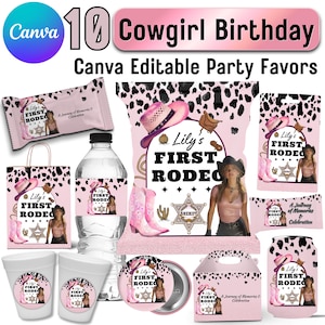 Könnte beinhalten: Eine Sammlung von Partygeschenken im Cowgirl-Stil in Rosa und Schwarz. Das Set enthält eine Süßigkeitenverpackung, eine Geschenktüte, Wasserflaschenetiketten, Becher, einen Kompaktspiegel, eine Geschenkbox und einen Getränkekühler, alle mit dem Text "Lily's First Rodeo."