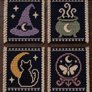 Könnte beinhalten: Vier quadratische Untersetzer mit Kreuzstichmotiven auf dunkelblauem Hintergrund und cremefarbenen Fransen. Die Designs zeigen einen violetten Hexenhut, einen grünen dampfenden Kessel, eine schwarze Katze mit gelbem Halbmond und einen Nachtfalter in einer Kugel.