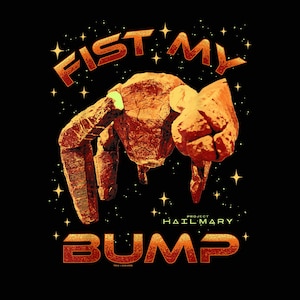 Puede incluir: Diseño gráfico negro con un puño texturizado y las palabras "FIST MY BUMP" en naranja. El diseño incluye el texto "PROJECT HAIL MARY" y estrellas, con un estilo retro espacial.