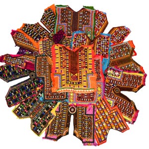 Puede incluir: Una colección de piezas textiles bordadas de colores vibrantes dispuestas en un patrón circular. Los textiles presentan intrincados diseños geométricos en tonos naranja, amarillo, marrón, azul y rosa, con costuras y adornos detallados. La estética general es étnica y artesanal.