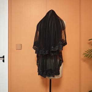 Voile de mariée à deux niveaux en dentelle noire, voile de mariée gothique, voile court orné de dentelle florale, coiffe de mariée faite main
