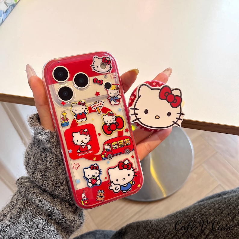 鮮やかなレッドのハローキティ マルチデザイン クリアマグネット式スマホケース、お揃いのポップソケットスタンド付き、MagSafe対応 iPhone 15/16/17 Pro Max対応 Case+Grip