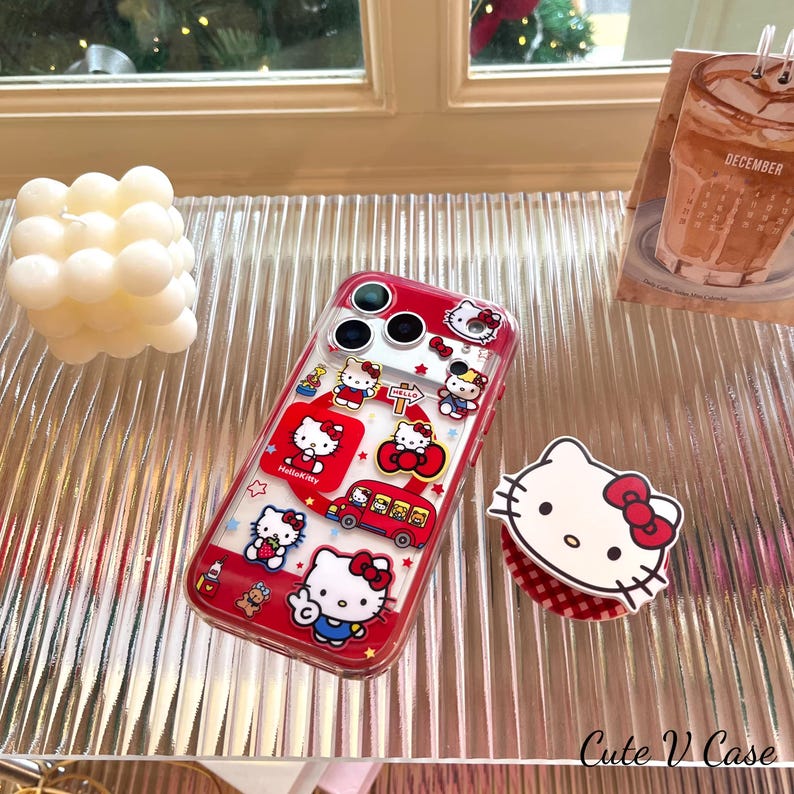 鮮やかなレッドのハローキティ マルチデザイン クリアマグネット式スマホケース、お揃いのポップソケットスタンド付き、MagSafe対応 iPhone 15/16/17 Pro Max対応 画像 4