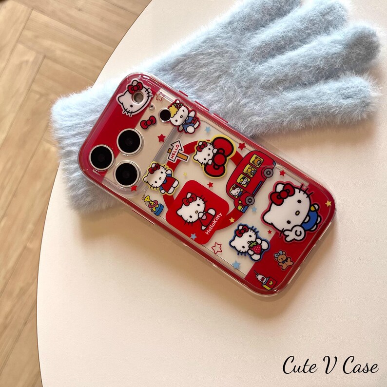 鮮やかなレッドのハローキティ マルチデザイン クリアマグネット式スマホケース、お揃いのポップソケットスタンド付き、MagSafe対応 iPhone 15/16/17 Pro Max対応 Case Only