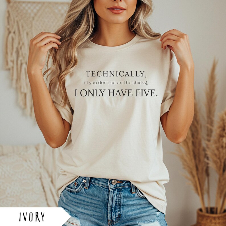 Op de afbeelding: Ivoor T-shirt met de tekst: "TECHNICALLY, (if you don't count the chicks), I ONLY HAVE FIVE." Het shirt heeft een ronde hals en een relaxte pasvorm. De tekst is in een eenvoudige, goed leesbare lettertype.