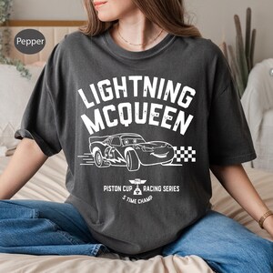 K&ouml;nnte beinhalten: Rustikales Holzschild in Wei&szlig; mit dem handgeschriebenen Schriftzug "Welcome". Das Schild hat einen Used-Look und ein dekoratives Blumenelement in der Ecke.