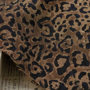 Vintage Braun Leopard Jacquard Stoff | Animal Print Polyester Stoff lose Ware | Nähtuch für Kleider, Taschen & Wohnaccessoires