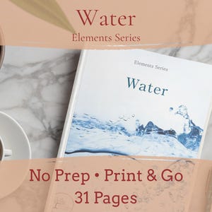 Pode incluir: Um livro branco intitulado Water Elements Series com um gráfico de respingo de água azul na capa. O texto da capa diz Water, Elements Series, No Prep, Print & Go e 31 Pages. O livro está posicionado sobre uma superfície ao lado de uma xícara.