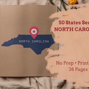 Op de afbeelding: Een bruin boek met een blauwe omtrek van North Carolina, een rode locatie-markering en de tekst "NORTH CAROLINA". De cover bevat ook de tekst "50 States Series", "No Prep • Print & Go" en "38 Pages".