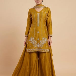 Último modelo de Salwar Kameez beige con bordado a mano y detalles de perlas, ideal para bodas y fiestas.