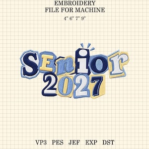 Op de afbeelding: Een borduurmachinebestand met de tekst Senior 2027 in een gelaagde blokletterstijl. De kleuren omvatten tinten marineblauw, lichtblauw, wit en lichtgeel. De tekst bovenaan luidt EMBROIDERY FILE FOR MACHINE 4" 6" 7" 9".