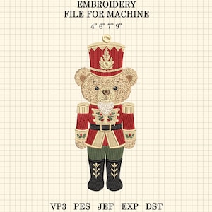 Puede incluir: Un archivo de bordado para máquina que muestra un oso de peluche vestido de cascanueces con chaqueta roja, pantalones verdes y botas negras. El texto dice EMBROIDERY FILE FOR MACHINE 4" 6" 7" 9" y VP3 PES JEF EXP DST sobre un fondo de cuadrícula.