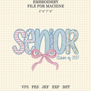Peut inclure: Un fichier de broderie pour machine affichant le mot SENIOR en lettres à contours bleus avec des motifs à rayures roses, floraux et à carreaux bleus. Un grand nœud rose est placé sous le texte, avec Class of 2027 en écriture bleue. Tailles 10, 15, 18, 23 cm.