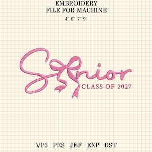 Op de afbeelding: Een borduurmachinebestand met de roze tekst Senior waarbij een strik de letter n vervangt, en de tekst CLASS OF 2027 eronder. De afbeelding bevat de tekst EMBROIDERY FILE FOR MACHINE, 4" 6" 7" 9" en VP3 PES JEF EXP DST.