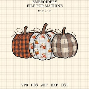 Könnte beinhalten: Eine Stickdatei für Maschinen mit drei Kürbissen in verschiedenen Mustern: orange-schwarzes Karomuster, weiß mit Blumenakzenten und braun-weißes Plaid. Der Text lautet EMBROIDERY FILE FOR MACHINE 2" 3" 4" 6" sowie VP3 PES JEF EXP DST.