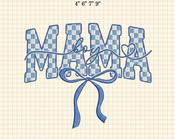 Karierte Mama Boy Stickerei Design, Blaue Kokette Bogen Design, Stickerei des Muttertags, Mama Life Design, Varsity Mama Kariert, Trendy Mama