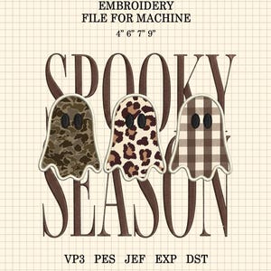 Könnte beinhalten: Eine Stickdatei für Maschinen mit drei Geisterformen in verschiedenen Mustern: Camouflage, Leopardenmuster und braunes Vichy-Karo. Der Text lautet EMBROIDERY FILE FOR MACHINE 4" 6" 7" 9" SPOOKY SEASON VP3 PES JEF EXP DST auf einem karierten Hintergrund.