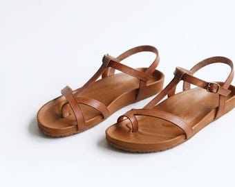 Sandales plates en cuir faites main à bride en T, chaussures d'été minimalistes marron, confortables au quotidien, bride cheville