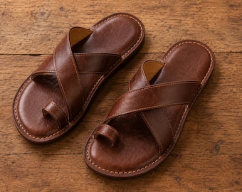 Handgefertigte braune Ledersandalen für Herren | Echtleder-Sandalen zum Hineinschlüpfen mit gekreuzten Riemen | Minimalistische Freizeitschuhe