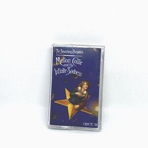 Pu&ograve; includere: Una musicassetta dell'album "Mellon Collie and the Infinite Sadness" dei The Smashing Pumpkins. La copertina presenta una donna su una stella su sfondo blu scuro. La cassetta &egrave; etichettata "Cassette Two."