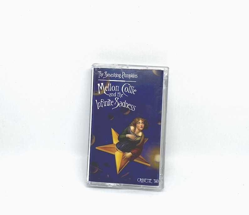 Pu&ograve; includere: Una musicassetta dell'album "Mellon Collie and the Infinite Sadness" dei The Smashing Pumpkins. La copertina presenta una donna su una stella su sfondo blu scuro. La cassetta &egrave; etichettata "Cassette Two."