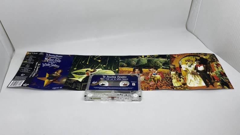 Pu&ograve; includere: Una musicassetta dell'album "Mellon Collie and the Infinite Sadness" degli Smashing Pumpkins, con una copertina illustrata e colorata. La cassetta &egrave; trasparente e l'artwork dell'album &egrave; aperto.