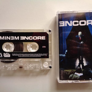 Puede incluir: Un juego de tres tazas de cerámica con un acabado moteado y mate. Las tazas son en tonos crema, gris claro y gris oscuro. Cada taza tiene un diseño simple y minimalista, ideal para café o té.